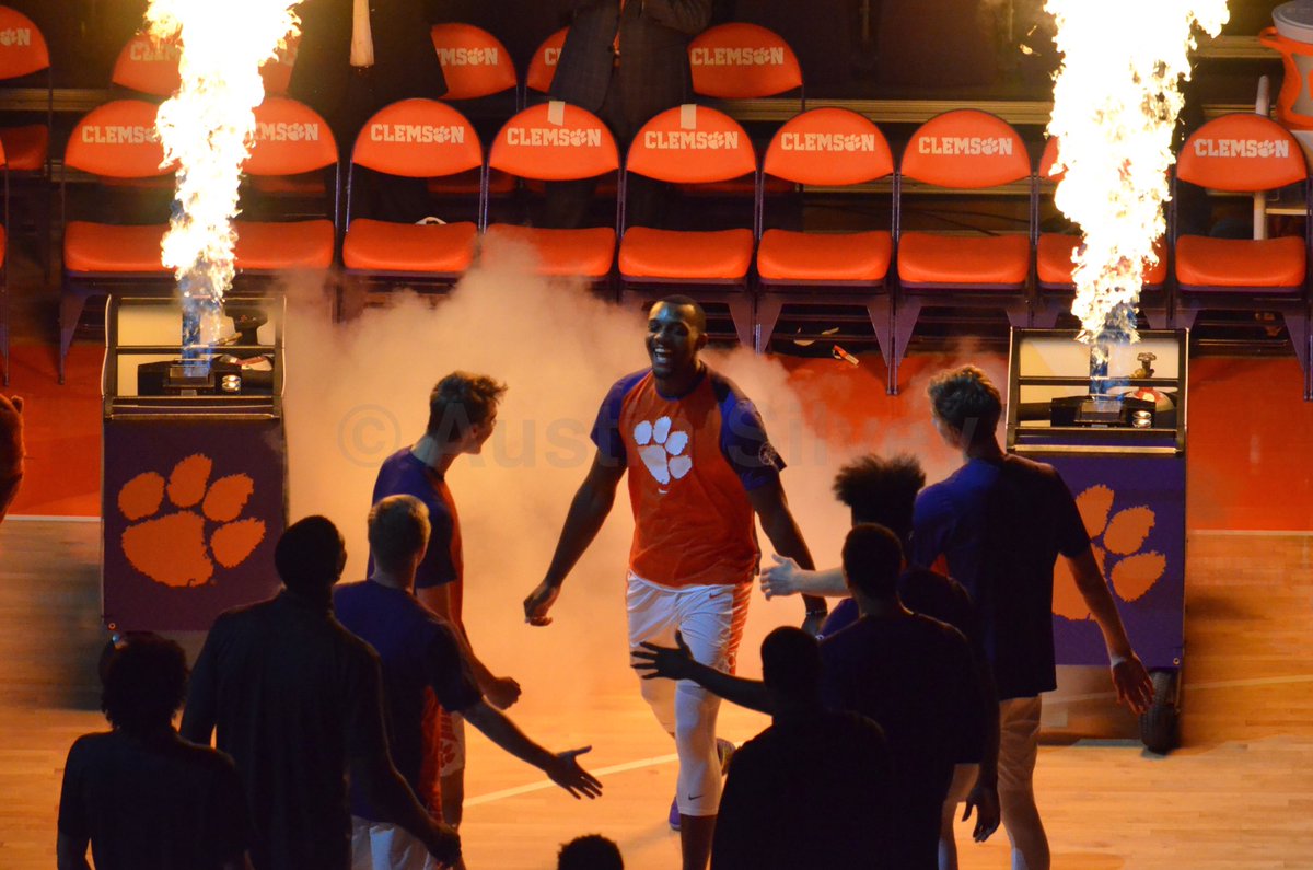 reelsilvey's tweet photo. Some shots from tonights game. #Clemson https://t.co/4XemTSALz6