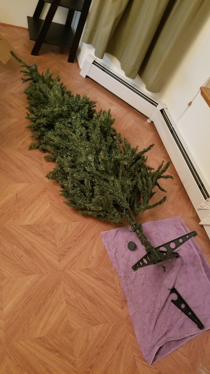 april_beaster's tweet photo. I tried to be festive y'all, I really did.  it's just my destiny to be a grinch. #colormegreen #wouldnttouchmewitha40footpole https://t.co/AgCUTfkkKh