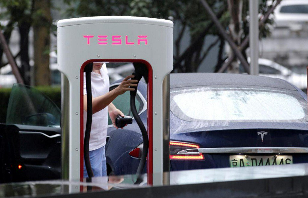 Reuters's tweet photo. Tesla China sales plunge 70 percent in October: auto industry body https://t.co/tv10Zl1ATZ https://t.co/qQ620SFjRm