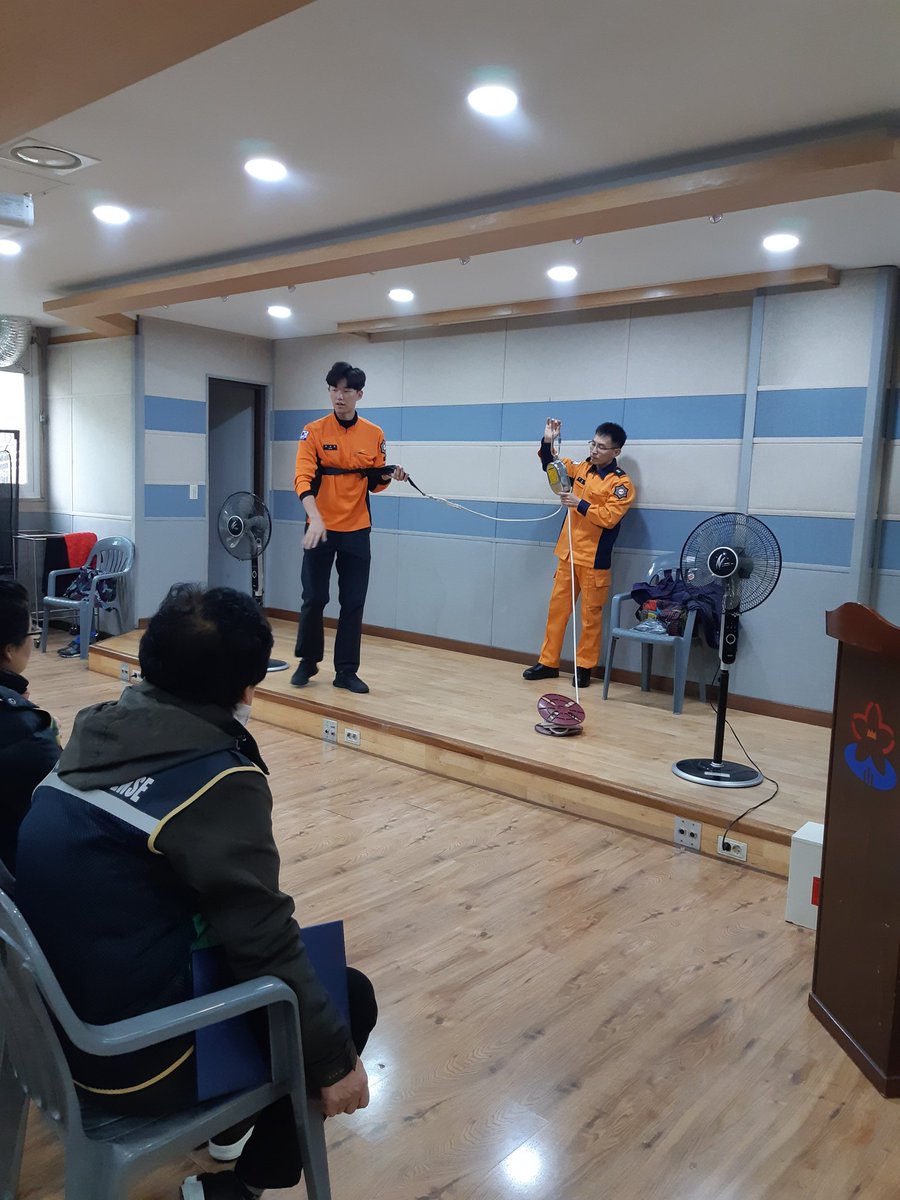 bada08312's tweet image. 제409차 민방위의 날 (11.27) 전국 화재대피 훈련
#완강기 체험
#수진1동
