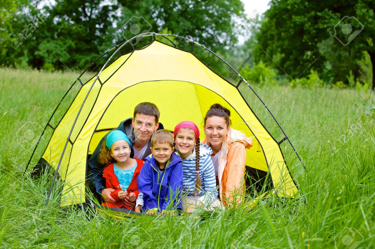 Camping with dad. Семья на отдыхе с палаткой. Дети в палатке на природе. Детские палатки на природу. Палатка туристическая для семьи с детьми.