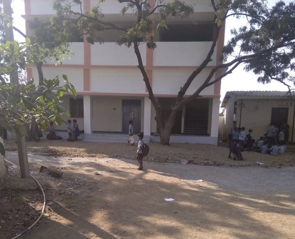 MaheshBabu_UF's tweet photo. Pre-primary school block at #Siddhapuram is fully ready. Superstar @urstrulymahesh #Namrata #Gramam https://t.co/HcqMZg59HZ