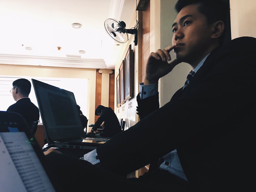 TitoRaymondC's tweet image. 1 week before FINALS. Heto ang picture ni TITO RAYMOND while studying para ma-INSPIRE din kayo mag-aral. #Raydy