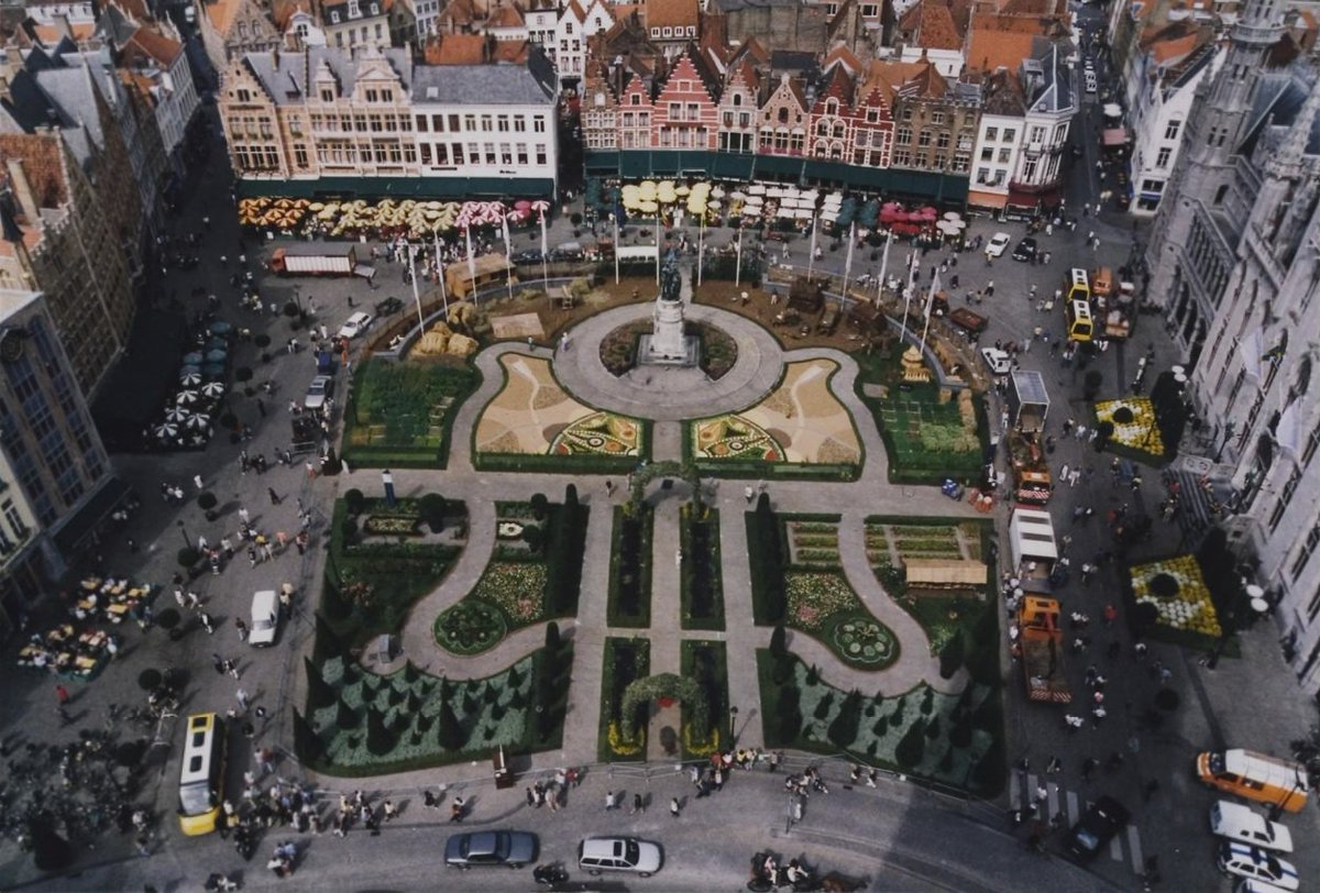 Op 27 november 1899 stierf Brugs dichter Guido Gezelle. We doken in de beeldbank van Stadsarchief #Brugge en vonden deze leuke foto's uit 1999, toen de 100ste verjaardag vd sterfdag van Gezelle feestelijk werd herdacht. beeldbankbrugge.be