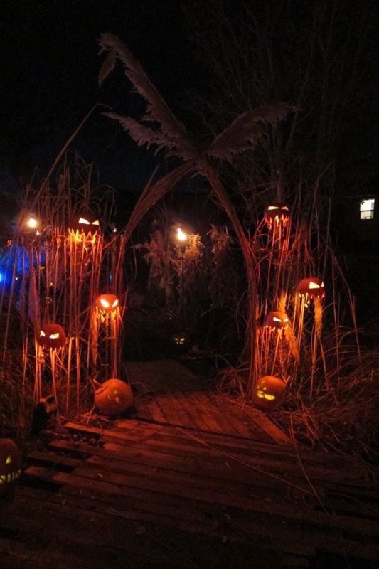 Rol_Band's tweet photo. -` #FallFestRB ’-

—De regreso en la mansión, todo estaba decorado para dar inicio a la fiesta de disfraces. Desde la entrada a la mansión y sus interiores hasta el área de camping, donde un túnel conectaba las puertas de la mansión con los jardines. Ya solo debían festejar.— https://t.co/s3j7JDktU5