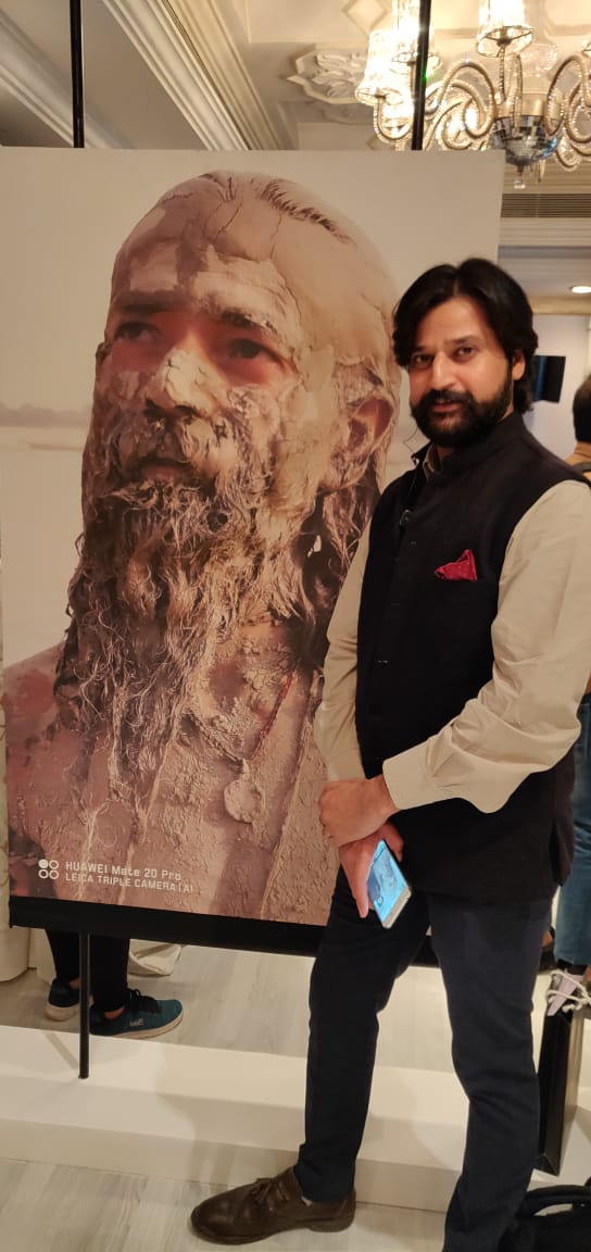 Fashiongaze1's tweet photo. #KingOfSmartphones #HigherIntelligence #fittingintheframe In my back ground framed pictures has captured on @HuaweiMobile @HuaweiIndia #Huaweimate20pro #leicatriplecamera #AI #technology #waitingforthelaunch #HuaweiMate20Pro #mobile https://t.co/MNmRzlncE1