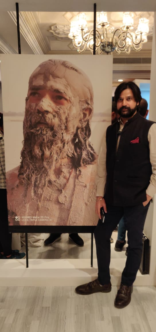 Fashiongaze1's tweet photo. #KingOfSmartphones #HigherIntelligence #fittingintheframe In my back ground framed pictures has captured on @HuaweiMobile @HuaweiIndia #Huaweimate20pro #leicatriplecamera #AI #technology #waitingforthelaunch #HuaweiMate20Pro #mobile https://t.co/MNmRzlncE1