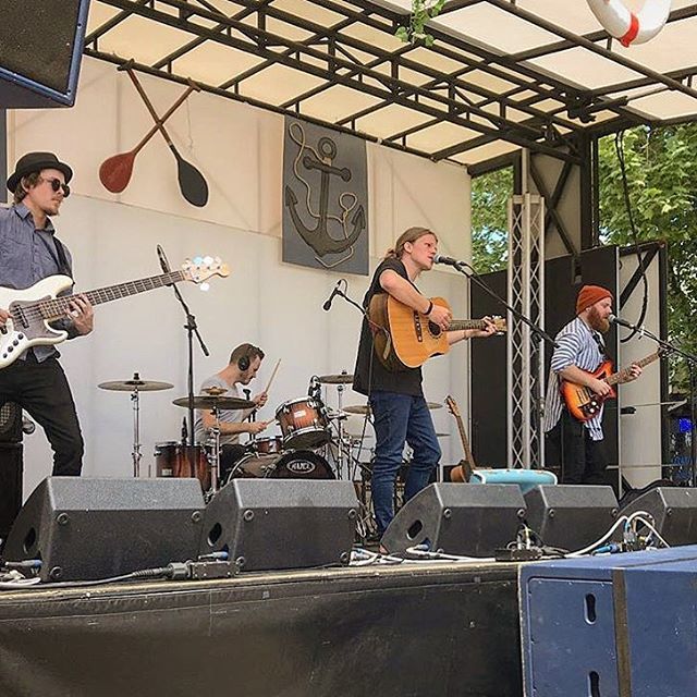 🚨 FREE GIG ALERT 🚨 
This Saturday we are Partying @soundbar_capelsound, welcoming the warmer months ahead with a Summer Launch night!! @tessguthriemusic &amp; <a href="/raesantosmusic/">Rae Santos</a> warming up the stage for us :) ift.tt/2BybxAv