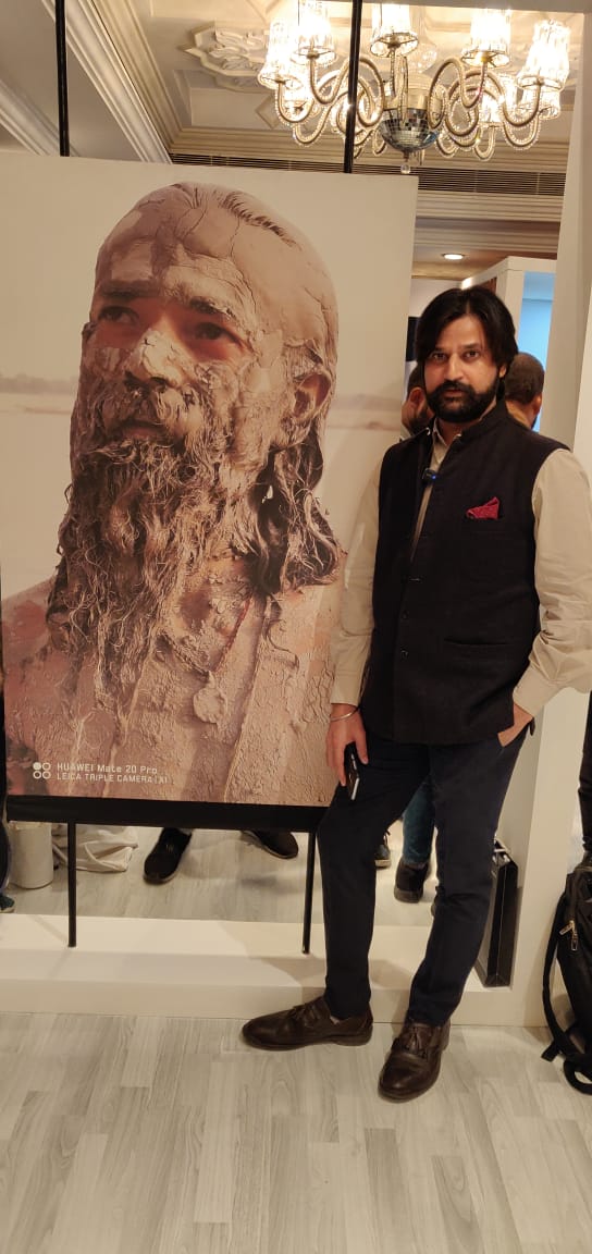 surveshwar's tweet photo. #KingOfSmartphones #HigherIntelligence #fittingintheframe In my back ground framed pictures has captured on @HuaweiMobile @HuaweiIndia #Huaweimate20pro #leicatriplecamera #AI #technology #waitingforthelaunch #HuaweiMate20Pro #mobile https://t.co/Q73CYEBEjw
