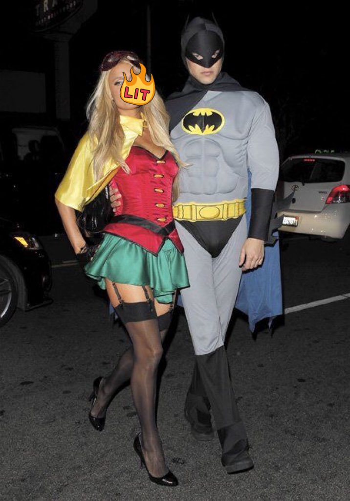 LilyJRxse's tweet photo. #FallFestRB

—Ya en la mansión, Lily se viste para la fiesta y baja en compañía de @IanArmstrng luciendo sus trajes a juego.— https://t.co/YTfhldYMA0