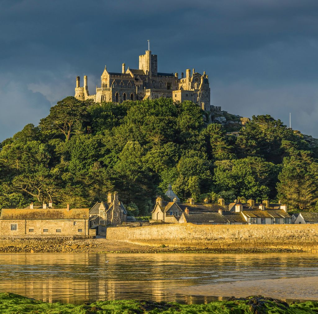 It may be chilly out but we are loving these wintry walks! Who else likes to get out on the beach at this time of year? ⠀ ☀️ 🌊 🙌 #GetMeToCornwall #StMichaelsMount #Cornwall