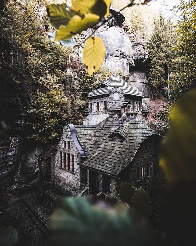 #lostplaces #bohemianswitzerland #hrensko #elbsandsteingebirge saxonswitzerland  #moodygrams #moody #simplysaxony #mg5k #sunrise #photography  #thewanderco #earthshotz #folkscenery #folkvibes #visualambassador #artofvisuals #wildernessculture #roamwithro… ift.tt/2FJCC8d