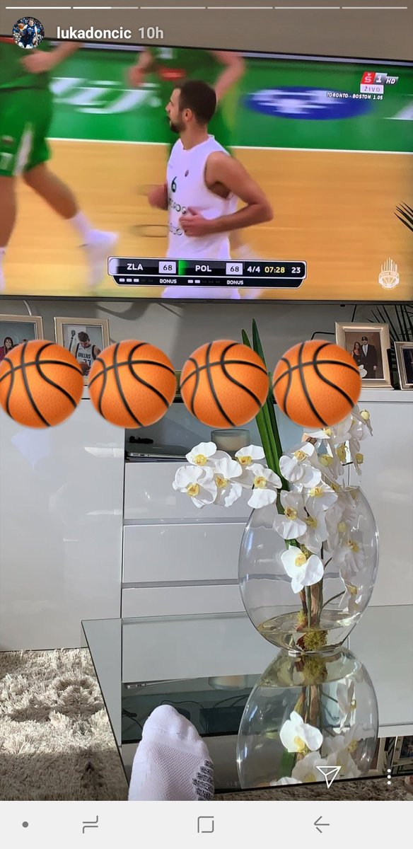 Včerajšnjo tekmo iz Laškega si je v neposrednem prenosu ogledal tudi @luka7doncic 💪👍👍🏀 
Vam navijači pa hvala za ponovno lep obisk in odlično navijanje! 👏 
Saj veste #nipredaje