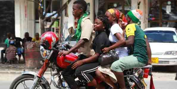 Lai_Agency's tweet photo. Ili kuzuia ulemavu sheria ya usalama barabarani imeweka takwa la kuvaa Helmet kwa madereva wa bodaboda kifungu cha 39(12). Bahati mbaya sheria hii haina katazo kwa mtu anayepakiwa kuvaa kofia ngumu. Hili linapaswa kuangaliwa.
@bunge_tz 
#Ajalisasabasi 
#WDoR2018
#RoadsHaveStories https://t.co/JZVoMuPde5