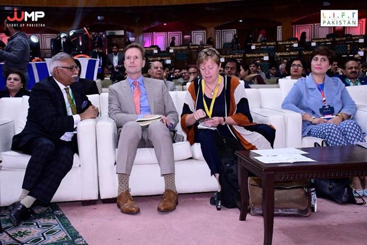 edtechglobals's tweet image. Founder &amp;amp; CEO of EdTech Pakistan Mr. Zahid Imran briefing Education &amp;amp; Business Leaders from Pakistan and across the globe on EdTech Conference at #LIFTPakistan stage at Jinah Convention Center, Islamabad 14.11.18). His thoughts on Education in 21st Century.#EdTechPakistan #EdTech