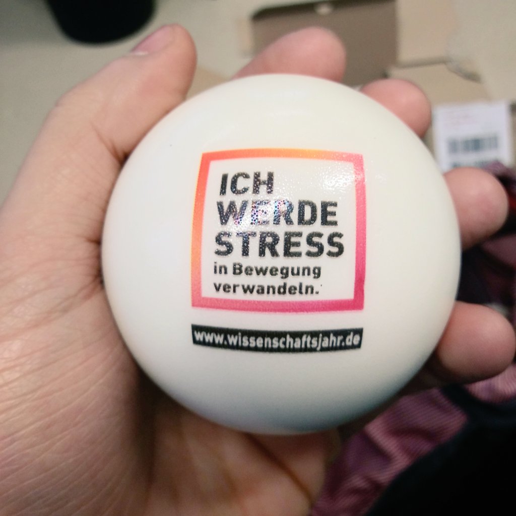 Heute morgen angekommen: Eine Kiste mit Give-aways vom #Wissenschaftsjahr als Dankeschön für die Teilnahme an der #Mitsingaktion. Die Stressbälle eignen sich übrigens super zum Abwerfen von Arbeitskolleg*innen 😎 #füreuchgetestet #ArbeitsweltenDerZukunft