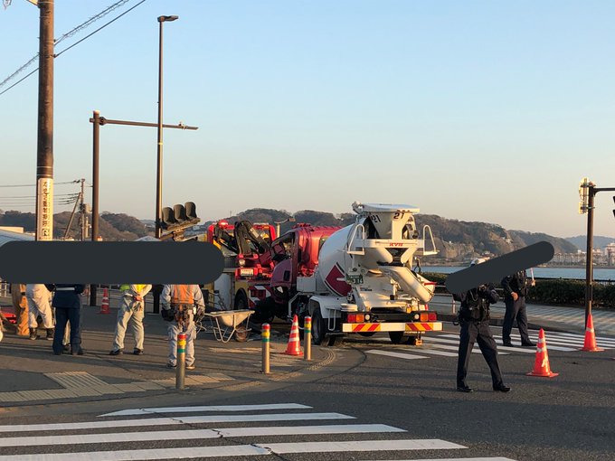 事故 国道134号 海浜公園前交差点でタンクローリーが事故 信号機折れる 神奈川県鎌倉市由比ガ浜付近 渋滞 まとめダネ 事故 国道134号 海浜公園前交差点でタンクローリーが事故 信号機折れる 神奈川県鎌倉市由比ガ浜付近 渋滞 まとめダネ