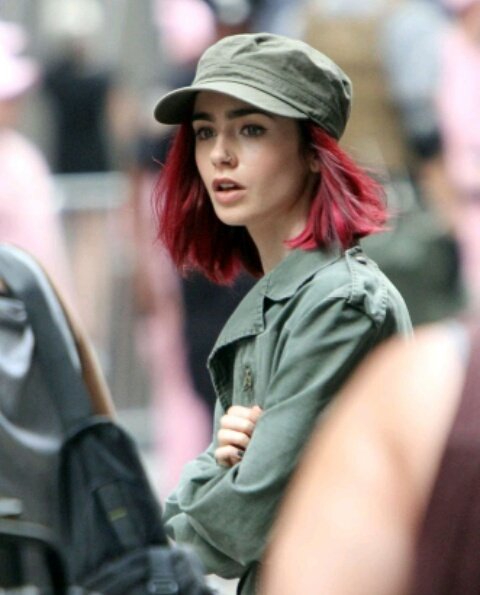 RileyHarrisLipa's tweet photo. — Ya que su novio no había desfilado, en venganza lo obligó a disfrazarse para la fiesta, llegando ambos como soldados. — 

#FallFestRB https://t.co/OeaKJttump