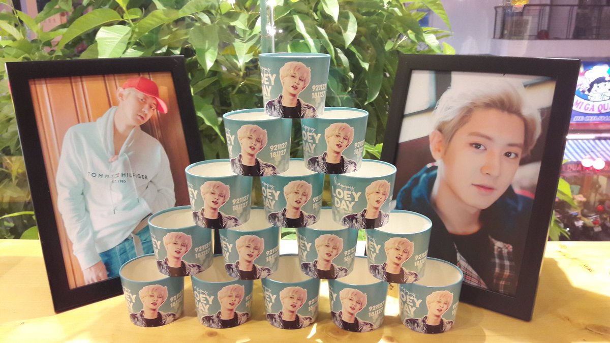 YeolBest_VN's tweet photo. #찬열아생일축하해 #HappyChanyeolDay From Vietnam with LOVE ~ #TeamHCM #TeamHanoi ❤❤❤ https://t.co/rFz5fjDz5K