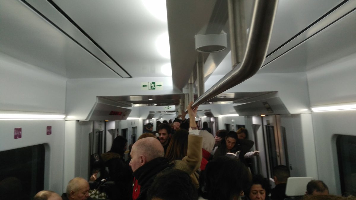 Beitamaravillas's tweet photo. Esto es alucinante , segunda parada de linea y ya no cabe nadie, hora punta y su santa madre. Ayer , una hora antes y mismo panorama, ¿Qué está pasando? #Cercanias #Móstoles #renfe #C5 https://t.co/e3PR7Bg5kJ