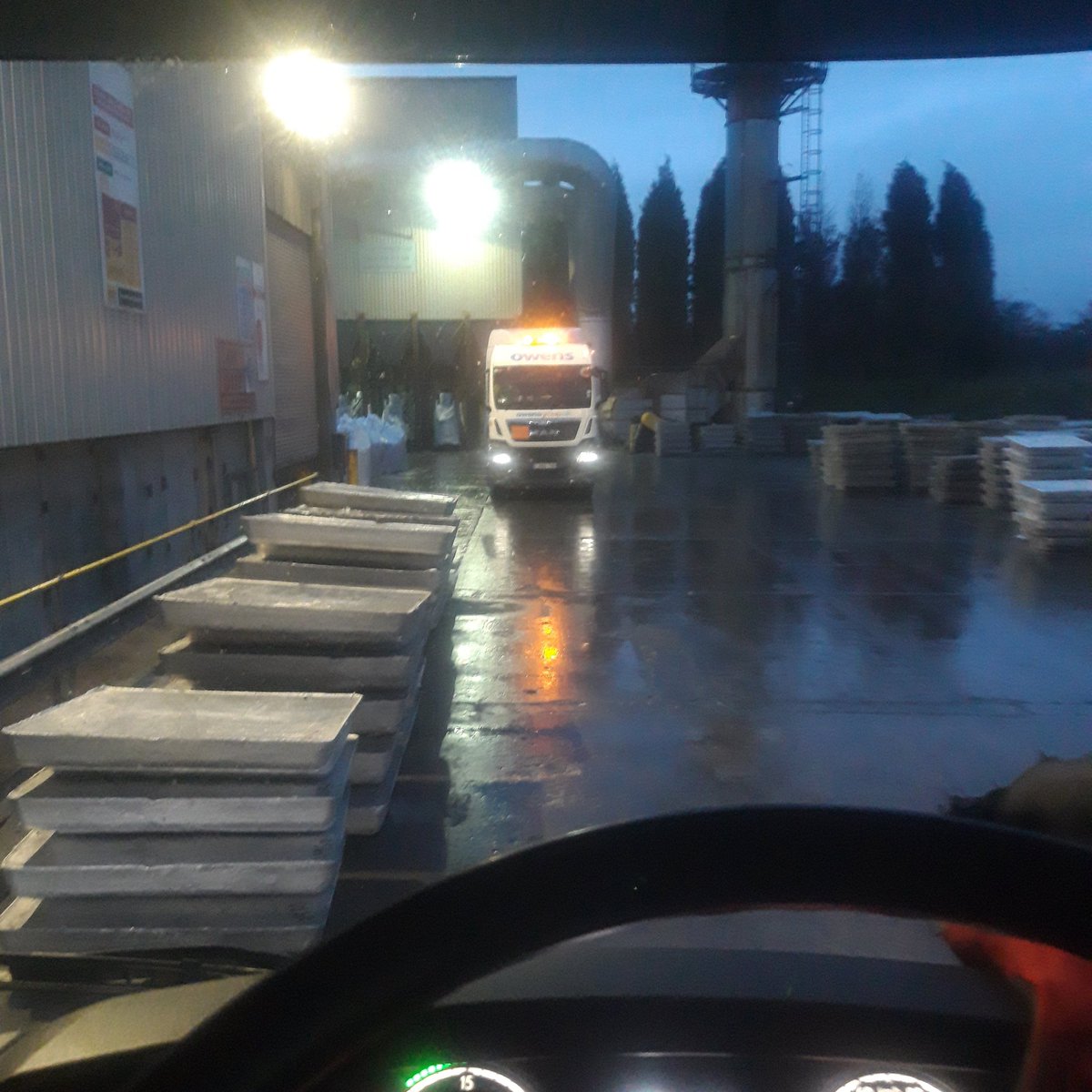 pac12block's tweet photo. Big Al & me, waiting for the loader. #bulkdivision https://t.co/BkAxzIydHQ