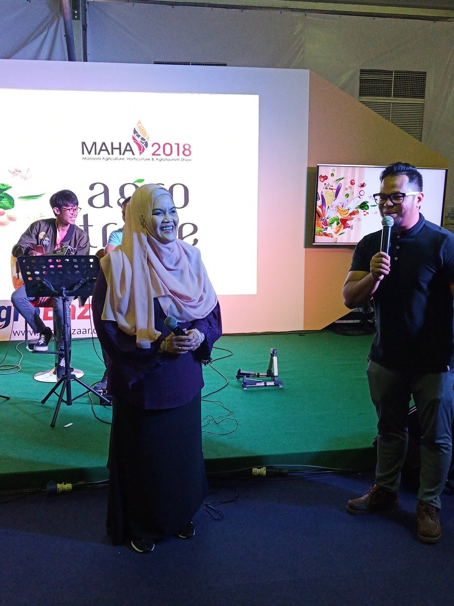 khairulhilmi's tweet photo. Duta MAHA2018 , LIVING LEGEND kak Aishah bersiaran secara langsung di pentas utama agrotrade 2 hanya di booth agrobazaar online
#agrobazaaronline
#promosikaw2 
#Empayarmakanan 
#MAHA2018 
#MakananMenyatukanKita 
#CintaRasaMalaysia https://t.co/SSwvFWcfHA