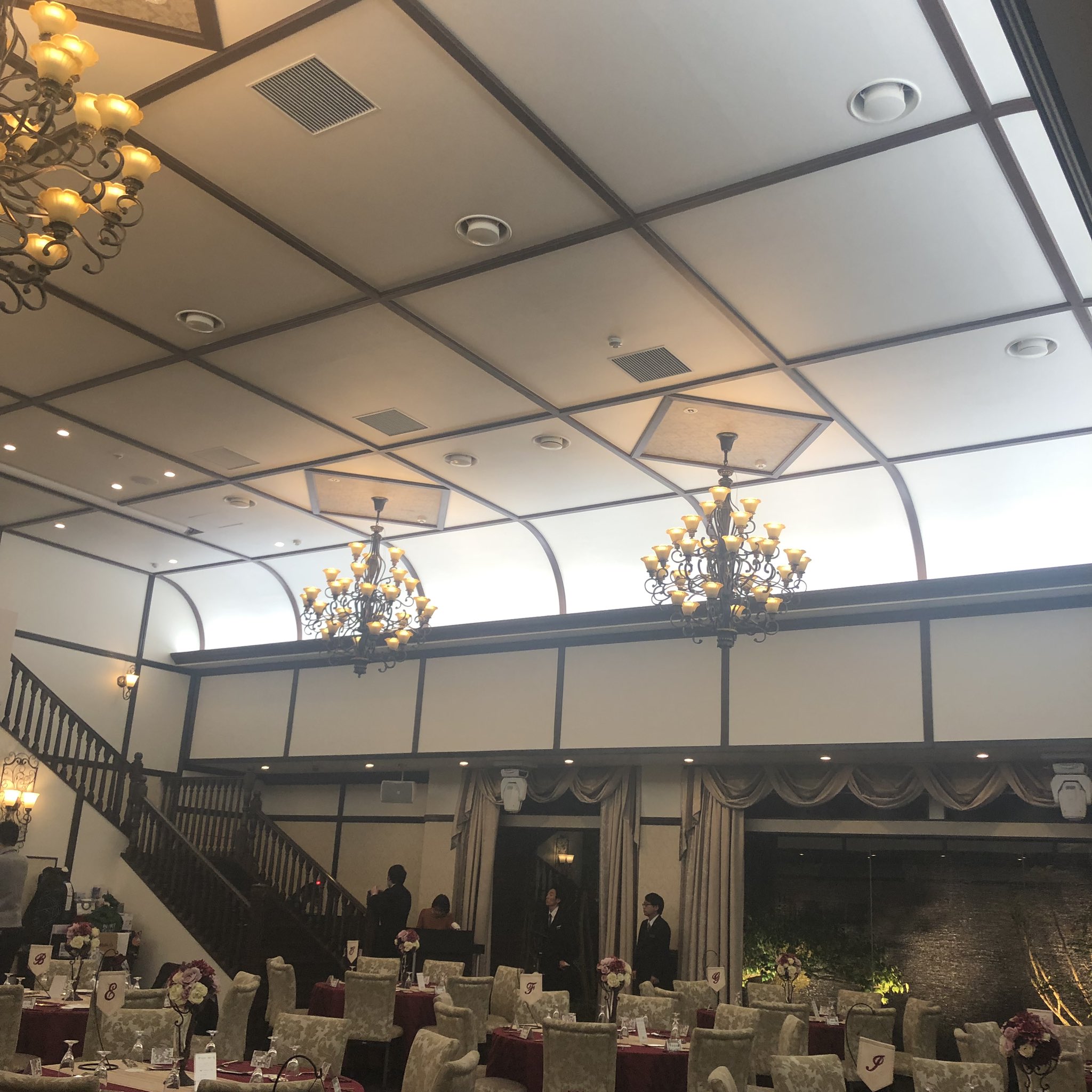 工藤 圭一 今日はcmソングを歌わせて頂いてる冠婚葬祭会社 サンセルモさんのパーティーで歌います 懐かしの階段や会場 僕のこちらの曲で代官山にある鳳鳴館がロケ地です 皆さんの結婚式お祝いしたいなぁ T