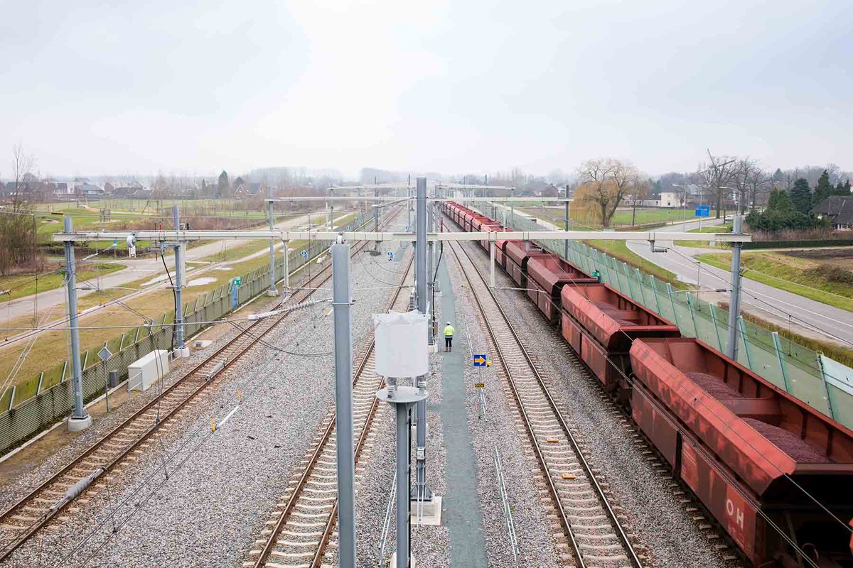 De bouw van het derde spoor Zevenaar - Duitse grens is klaar. Een mooie mijlpaal! Over een aantal jaren is Duitsland klaar met het 70 km lange deel tot Oberhausen. Dan wordt de Betuweroute tussen de Rotterdamse havens en Duitsland nóg beter benut. 7poort.nl/nieuws/bouw-de…