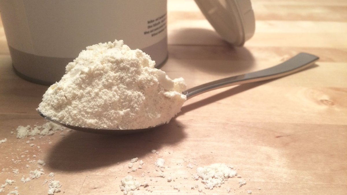 Whey Protein ist eines der populärsten Nahrungsergänzungsmittel für Sportler. Es soll den Muskelaufbau fördern, die Regeneration unterstützen und die körperliche Leistungsfähigkeit steigern. Doch worum handelt es sich bei dem beliebten Alleskönner? 
ow.ly/Dxx030mLlQ1