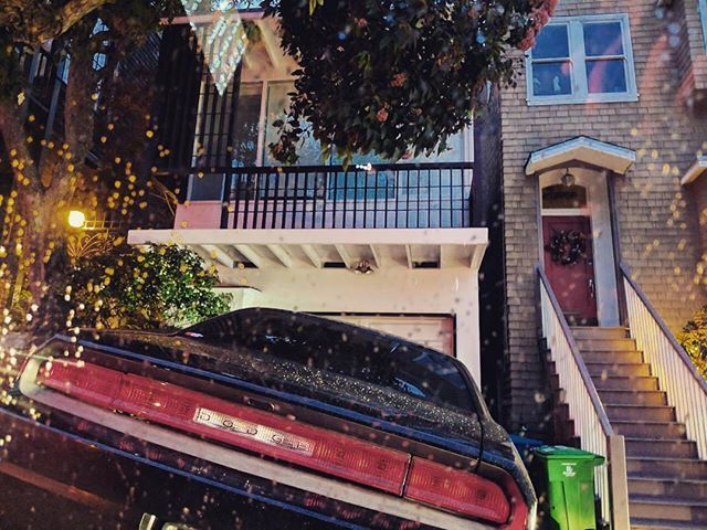 ceneon's tweet photo. En San Francisco hay un temita con las pendientes de las calles 👻
Foto de @marigeof mientras yo trataba de no irme con el auto cuesta abajo (?)
.
.
.
#latergram #instasf #sfo #lombardstreet https://t.co/tucSZayCpJ https://t.co/3NyrHCZAax