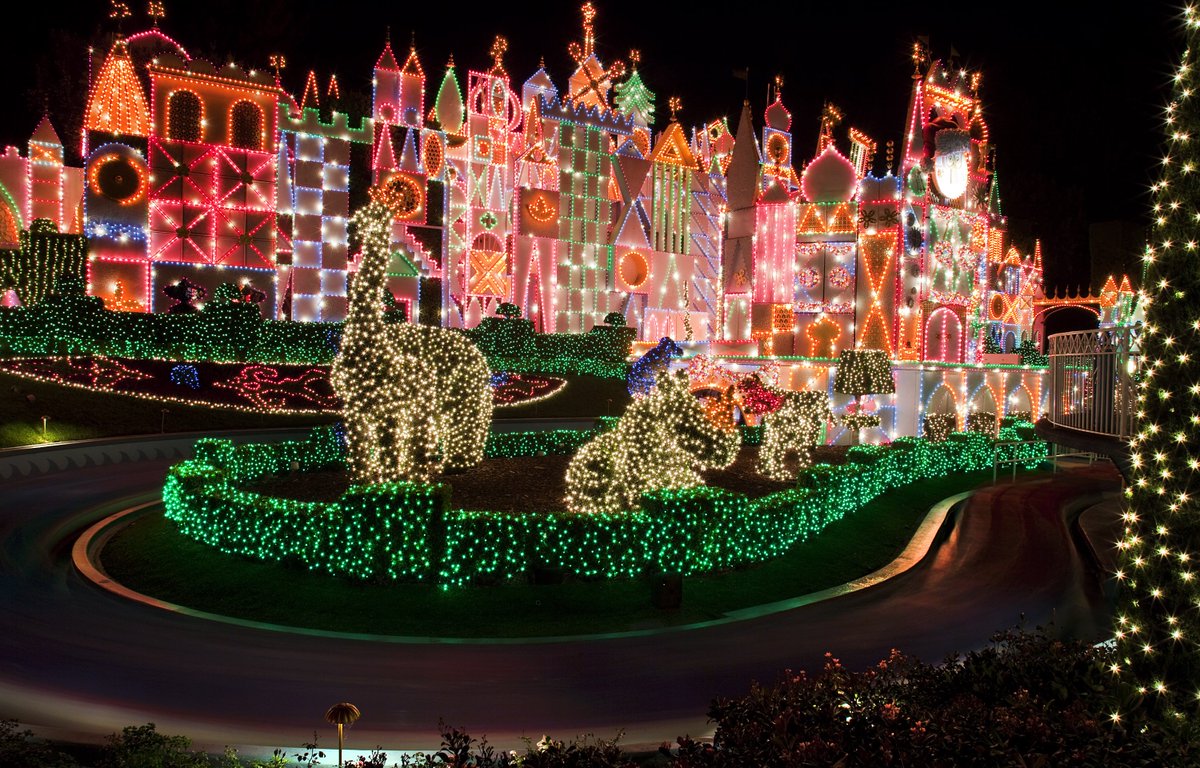 ディズニー公式 カリフォルニアディズニー では パーク全体がクリスマスモード全開 この時期だけライトアップされたアトラクションやツリーはずっと見ていたくなります T Co Wlkayxodfd