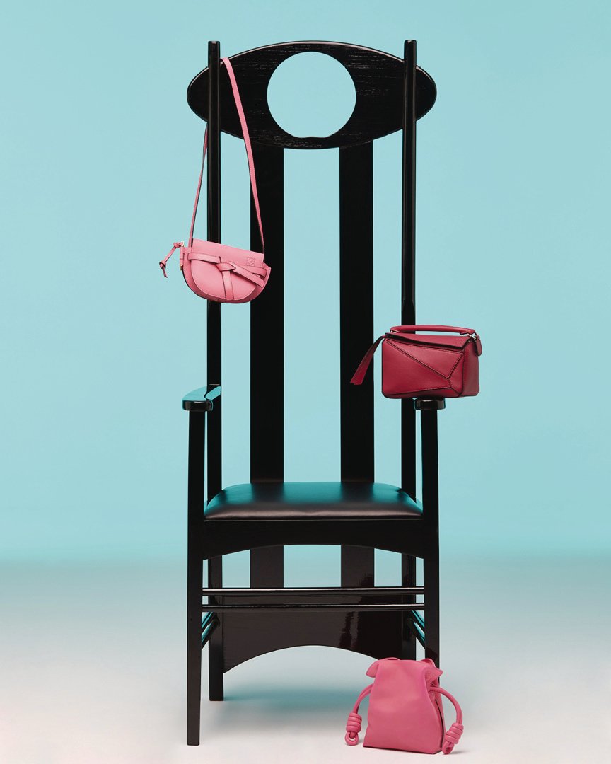 LoeweOfficial's tweet photo. Mini versions of classic #LOEWE shapes.
Now available in store and on https://t.co/V7jZ2gc8SM
#LOEWEgifts #MiniGate https://t.co/GleZum2tfr