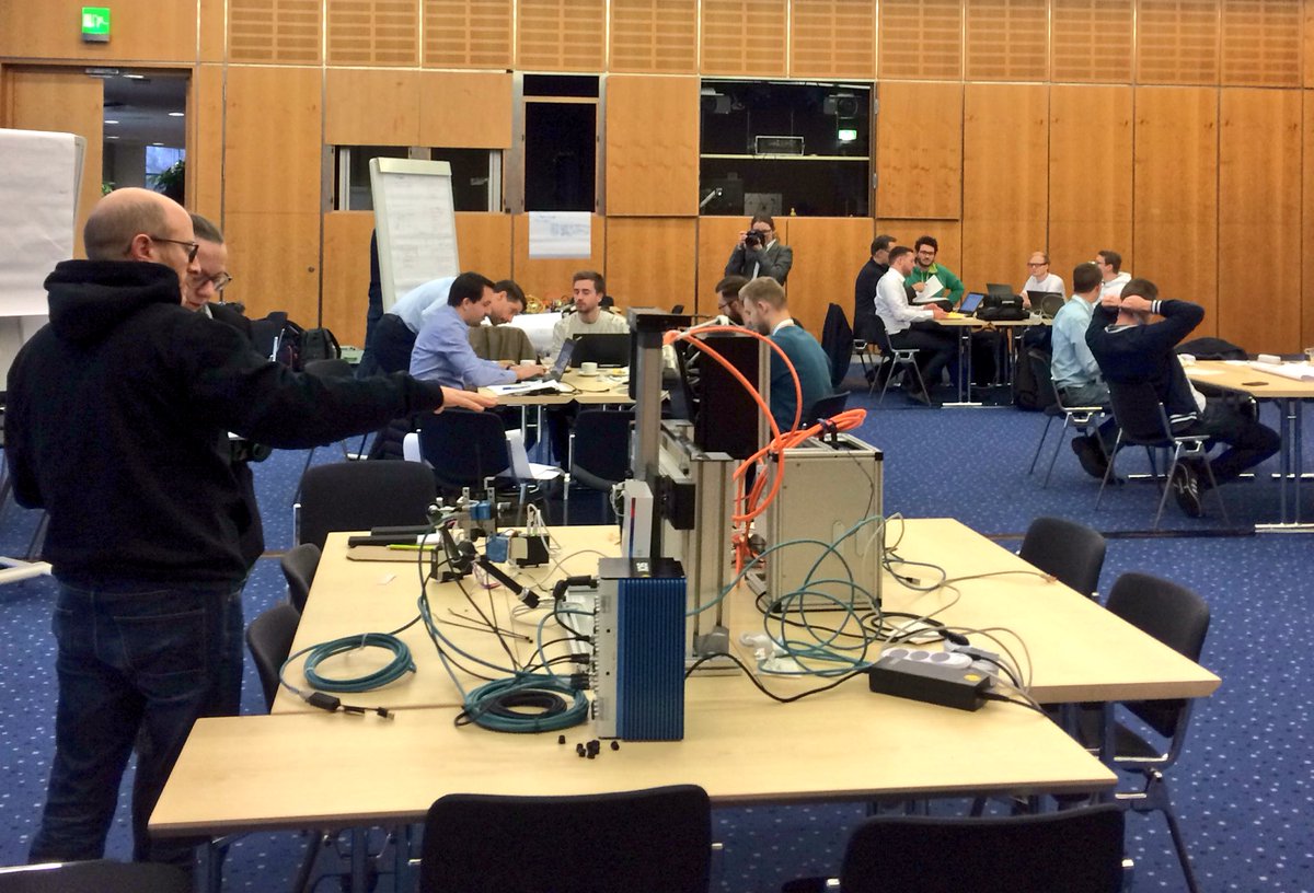 HannahOberdorf's tweet photo. Endspurt! Die Teams haben noch bis um 11 Uhr Zeit um ihre Ideen umzusetzen. @spsipcdrives #automationhackathon #sps_live https://t.co/vTmUzhxFoU