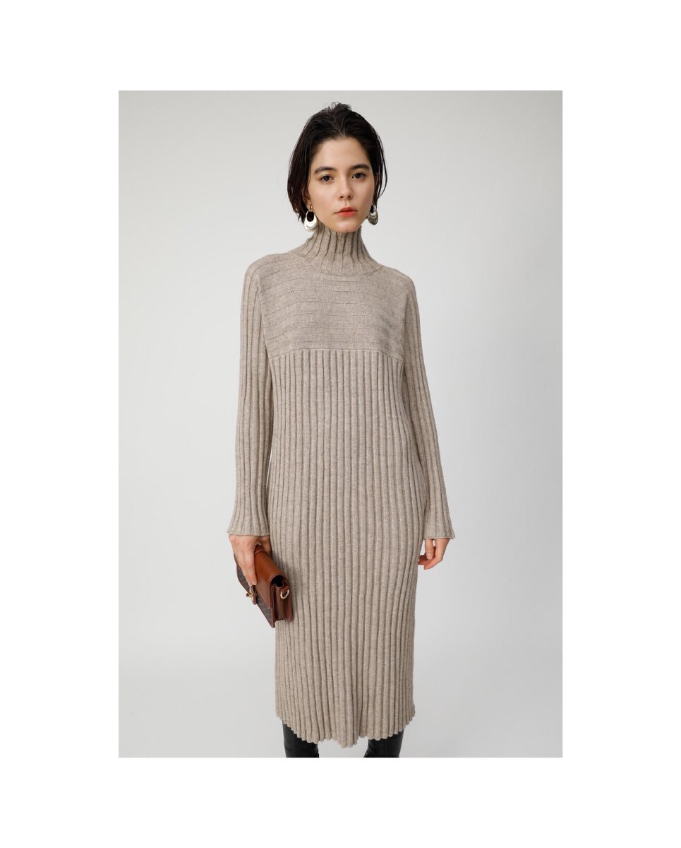 Moussy Official New Color Switching Rib Turtle Dress W70 0910 編地切り替えのディテールがポイントのルーズニットワンピースに新色brownが登場 その他のカラーと商品番号が異なります W70 6310 新色は全国のmoussy店舗にて11 29 木