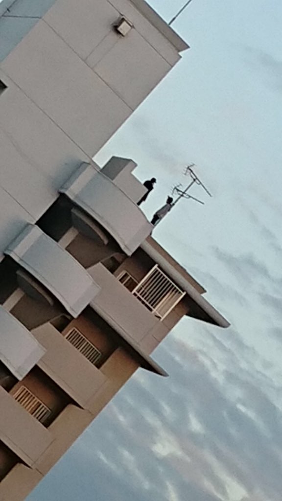 ITinfo_blog's tweet image. マンションの屋上で遊んでる高校生らしき3人組が暴れているんですがどのように対応したら良いでしょうか？
