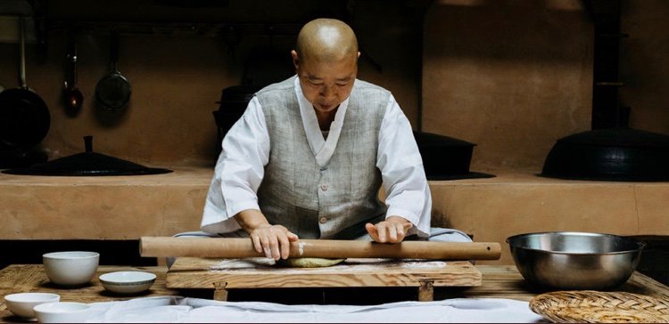 alansmlxl's tweet image. Jeong Kwan  Zen Buddhist nun, chef of Korean cuisine. It is the spiritual nature of the food, how its grown, connecting to one’s relationship with nature, that interests her. Kwan talks about #time, to create the time for making food with love. Temple Food Philosophy. #dodesign