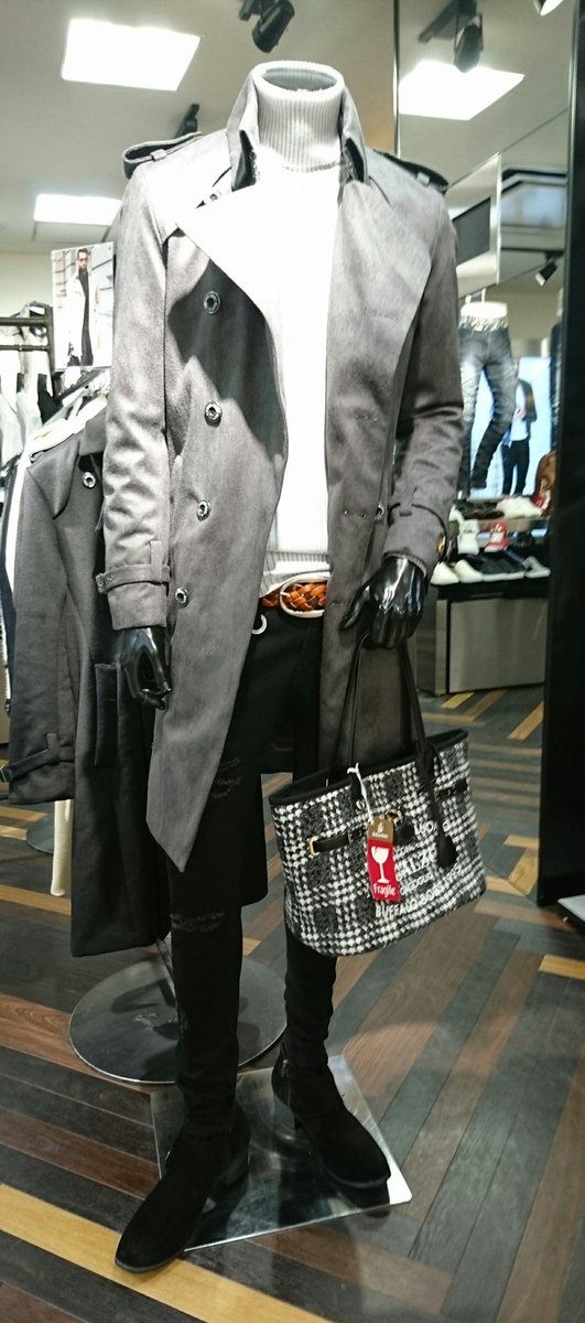 BOBS_KYOTO's tweet photo. 【DUOMO】
￥27500+tax
BLACK,BEIGE,GRAY

ボブズ定番のベーシックでシンプルなトレンチコート★ 
GRYは軽量かつ防寒性を高めたマイクロスエード、BLk,BEIGE・ウールメルトン素材仕様☆
普段着からビジネスまで幅広く活用できます♪
 #バッファローボブズ #河原町OPA #コート https://t.co/wBhe6KY2Af
