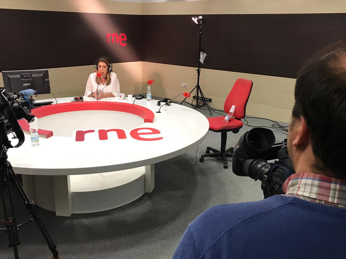 psoedeandalucia's tweet photo. 🔴📻 @susanadiaz en @rne: “Al respecto del #Brexit, luchamos por blindar a los 10.000 trabajadores de La Línea que dependen de #Gibraltar, garantías a los jóvenes andaluces de #ReinoUnido y a municipios de la Costa de Sol donde viven británicos”

#MásAndalucía #SusanaDíazRNE https://t.co/OiaijxKgnB
