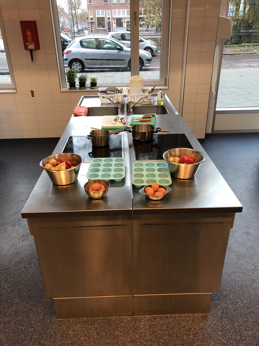 rvcdehef's tweet photo. Op @rvcdehef is het proeven van vakkundig onderwijs met 350 PO-leerlingen.#makerschap #vakmanschap https://t.co/P02pHlBlZH