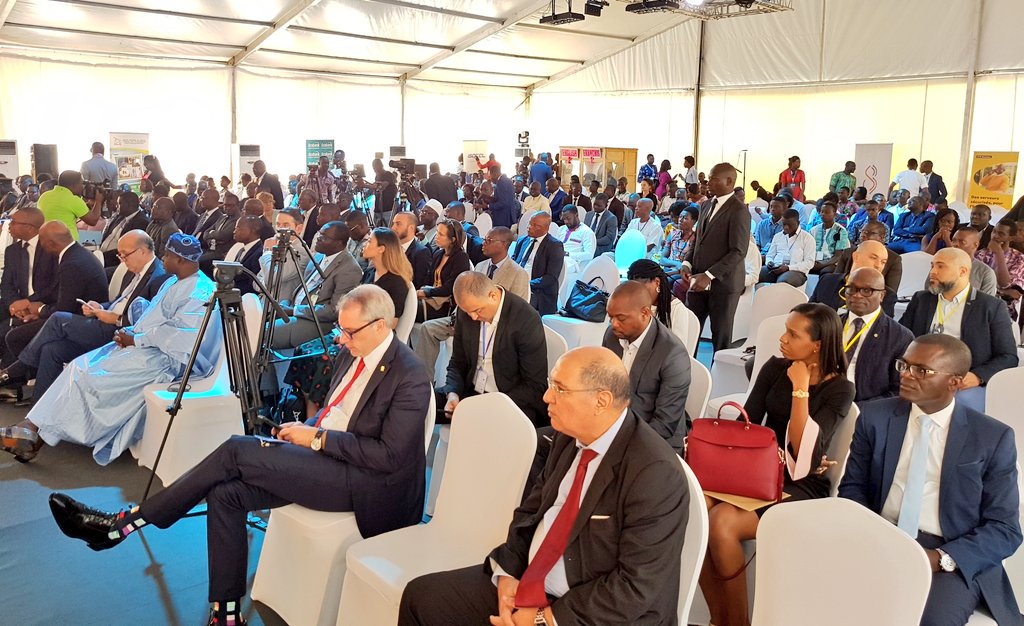 AurelieASZ's tweet photo. Bienvenue au Forum International #AFROTECH2018 ce 27 novembre 2018 à la Place de la Réconciliation à #Cotonou avec une présence remarquée des acteurs du numérique béninois, africains et internationaux. #Gouvbenin #BeninNumerique #Wasexo #SENUM2018 @Benin_Numerique @assibenin https://t.co/bXRmF5xB6u