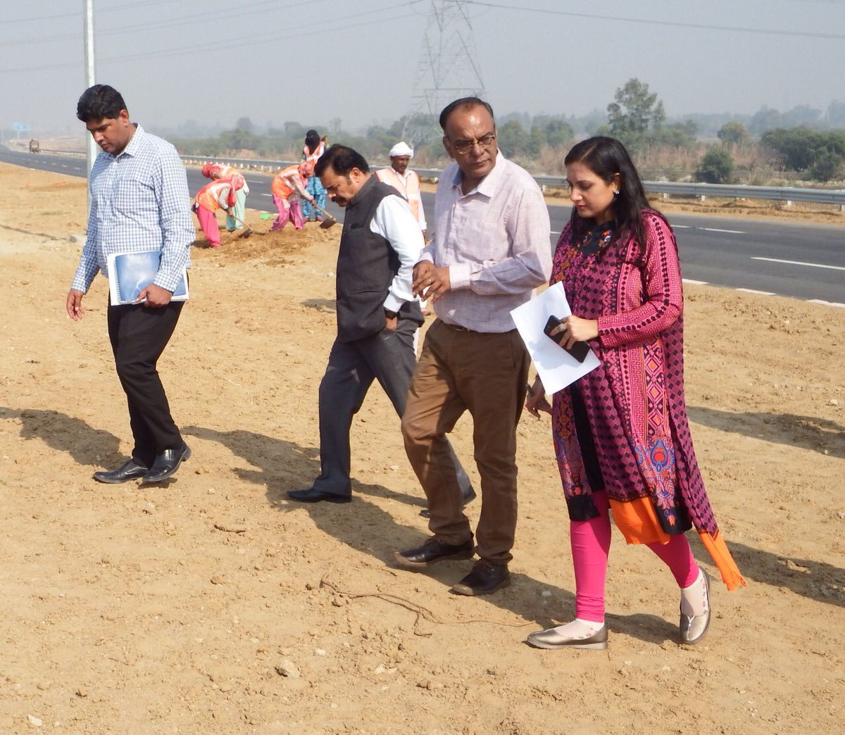 sonalgoelias's tweet image. Inspection of recently inaugurated KMP (Kundli Manesar Palwal) -Western Peripheral Expressway with Concerned Officials .. 
The Expressway connects different National Highways.. 
#StateOfArt #Connectivity #TransportationEase #Haryana