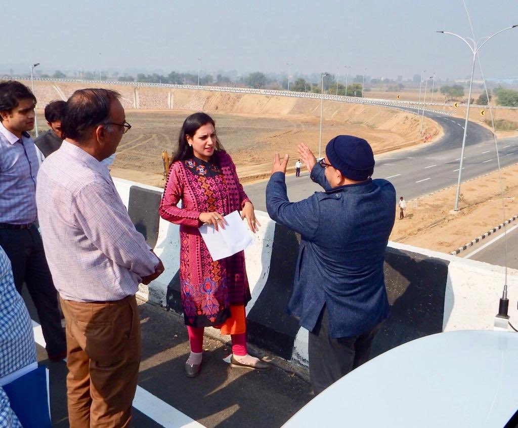 sonalgoelias's tweet image. Inspection of recently inaugurated KMP (Kundli Manesar Palwal) -Western Peripheral Expressway with Concerned Officials .. 
The Expressway connects different National Highways.. 
#StateOfArt #Connectivity #TransportationEase #Haryana