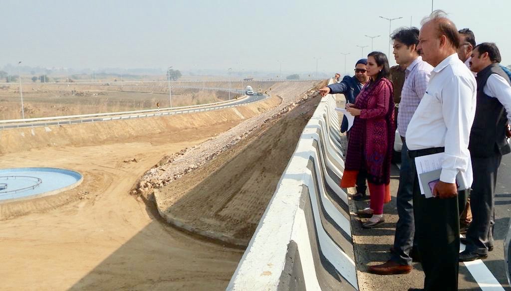 sonalgoelias's tweet image. Inspection of recently inaugurated KMP (Kundli Manesar Palwal) -Western Peripheral Expressway with Concerned Officials .. 
The Expressway connects different National Highways.. 
#StateOfArt #Connectivity #TransportationEase #Haryana