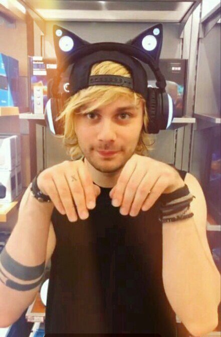 Happy birthdaaAAY @Michael5SOS! :D
I hope you see my tweets (aren't the best, but i try).
Love you so much, thanks for exist<3