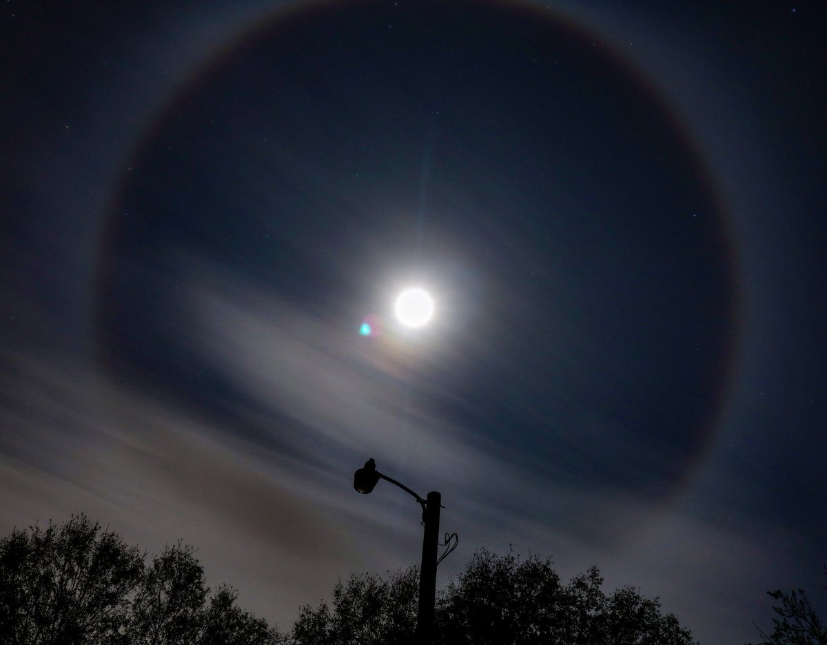 ColorOfGrey's tweet image. Had to grab a few shots of this moon halo tonight. Way to shine, tiny upper-atmosphere ice crystals.
#moonhalo #travelersresthere #longexposure