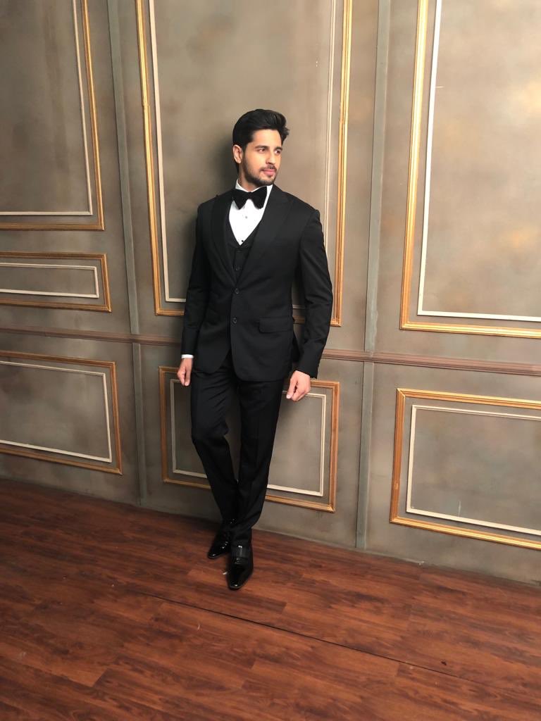 Team_SidharthM's tweet photo. Taking dapper to a whole new level! @S1dharthM for #LuxGoldenRoseAwards 🌟 🌹 https://t.co/BZrx1aHxux