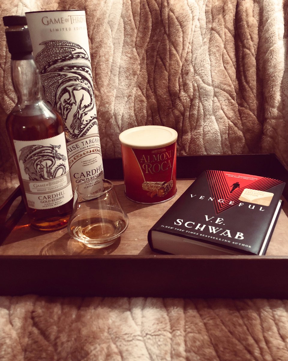 NerdGirlGainz's tweet image. Whiskey, chocolate, and good reads. What more does a girl need on a night like tonight? #FeelingFancy #NerdThings