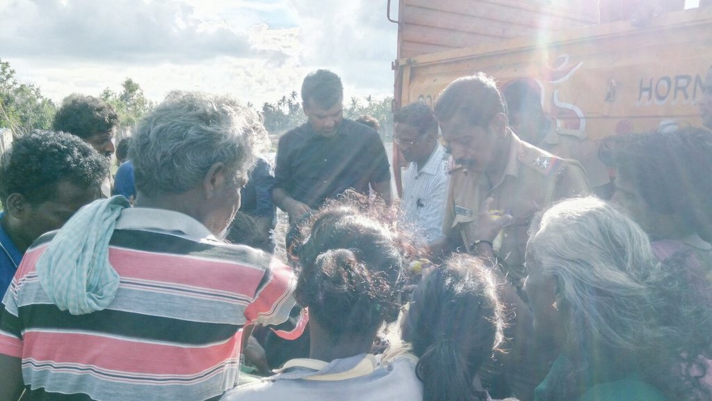 rsunkara's tweet photo. Dr. Darez Ahamed, a senior #IAS officer and PM Excellence Award winner, is seen here leading from the front in #CycloneGajaRelief in #Thanjavur .

@nexusofgood @IASassociation @tnsdma @swarup58 #WeNeedToStandWithDelta https://t.co/QfJE039VPP