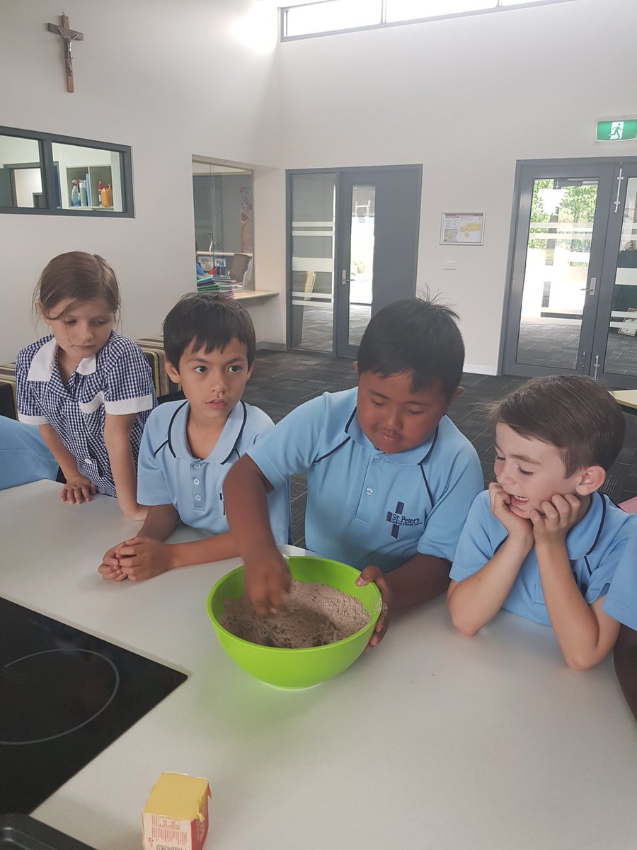 MrsKristyMussel's tweet photo. Today we made delicious chocolate brownies as a class reward @MsGraceFrazzica https://t.co/C5OK00wadM