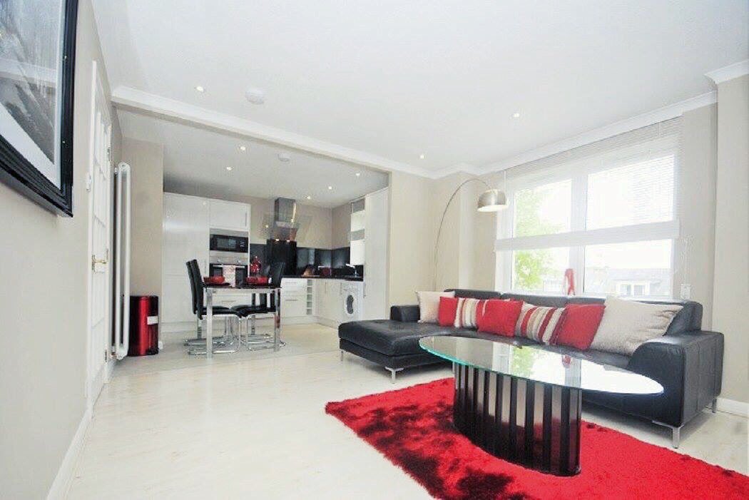 EpiAberdeen's tweet photo. TO LET: Stunning new build style 2 bed penthouse city apartment with private parking space. Contact us via π±ππ§π’ #luxury #2bed #apartment #penthouse #newbuild #modern #style #glossunits #leather #mirror #livingroom #relocate #aberdeen #scotland #epi #home #rent #tolet https://t.co/neNyqXdvVv